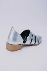 Sandalias de cuero negro con talón descubierto, tiras anchas entrecruzadas en el empeine y taco bajo de madera.