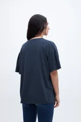 Remera azul marino de corte holgado y mangas cortas.