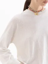 Sweater de punto negro ultrasuave, con cuello redondo, hombros caídos y mangas largas de corte holgado.