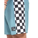 Short de baño Quiksilver boardshort de 16 pulgadas, color celeste con detalles a cuadros en blanco y negro en los laterales, y cordón ajustable blanco en la cintura.