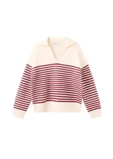Chaleco de punto color marfil con cuello polo, escote en V y diseño de rayas horizontales burdeos en el pecho y las mangas. Cuenta con mangas largas y un diseño holgado, ideal para usar superpuesto o anudado.