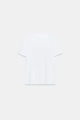 Camiseta blanca de manga corta y cuello redondo, con detalle de estampa central metalizada de efecto texturizado y diseño regular fit.
