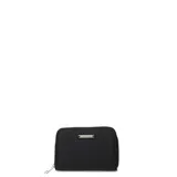 Billetera de diseño compacto en color negro, con cierre perimetral y placa metálica decorativa con logo en el frente.