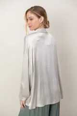 Camisa de satén tramada color blanco, con calce holgado y cómodo, cuello camisero, mangas largas y cierre frontal con botones.