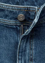 Pantalón de jean tiro alto con corte culotte y pernera ancha. Presenta cierre frontal con cremallera y botón, trabillas para cinturón y bolsillos traseros.