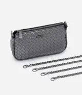 Bolso bandolera pequeño color gris plomo con textura trenzada, cierre de cremallera y asa de cadena desmontable.