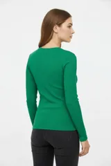 Remera de manga larga y cuello redondo, de corte clásico y ajuste entallado.