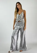 Pantalón metalizado color plateado, de corte recto y tiro alto, con bolsillos delanteros y traseros.