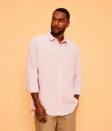 Camisa de manga larga Marfinno con cuello camisero y cierre frontal de botones. Confeccionada en tejido plano de lino y algodón.