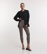 Pantalón legging con estampado cuadrillé en tonos marrones, cintura elástica contrastante y corte ajustado.