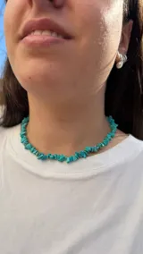 Collar tipo gargantilla hecho con pequeñas piedras irregulares de turquesa teñida.