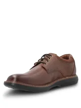 Zapato de cuero marrón con cordones, diseño clásico con costuras reforzadas y suela de goma EVA negra.