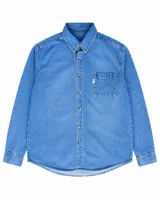 Camisa de jean de manga larga con cuello abotonado, cierre frontal con botones y un bolsillo en el pecho con etiqueta pequeña. Presenta un tono azul medio y costuras reforzadas.