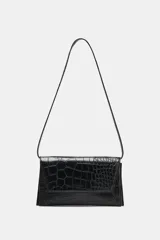 Bolso negro con efecto relieve de cocodrilo, formato rectangular y solapa con cierre magnético. Posee un asa fina para llevar al hombro y un asa de cadena.