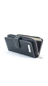 Billetera larga de cuerina color celeste con efecto desgastado, solapa con broche a presión y placa metálica con la marca grabada. Cuenta con compartimento posterior con cierre metálico.
