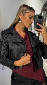 Campera corta de ecocuero negro con textura de efecto cocodrilo, diseño con flecos frontales, solapas anchas y mangas largas.