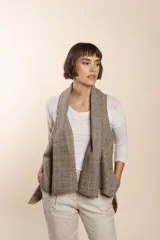 Chaleco marrón con solapas color crema y terminación en crochet.