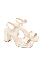 Sandalias de cuero color blanco con estampado dorado tipo safari, con taco de 10 cm y plataforma de 2 cm. Tiras sin costuras y cierre de hebilla en el tobillo.