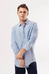 Camisa de manga larga para hombre, color azul claro jaspeado, con cuello clásico y botones blancos. Corte ajustado (slim fit).