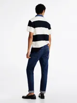 Jean de corte recto color azul oscuro, con cinco bolsillos y cierre de cremallera con botón.