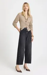 Jean de tiro alto con corte ancho y pierna recta, confeccionado en denim de lavado oscuro. Presenta costuras horizontales en la parte frontal de las rodillas, bolsillos traseros, cierre frontal con cremallera y botón, y dobladillo deshilachado.