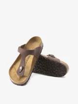Sandalias Birkenstock modelo Gizeh, color marrón habana, con tira de cuero engrasado y hebilla metálica ajustable. Plantilla anatómica de corcho y látex cubierta de ante. Suela de EVA.