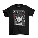 Remera negra de manga corta con estampado gráfico frontal inspirado en el manga Uzumaki de Junji Ito, con detalles en blanco y rojo.