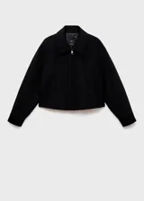 Chaqueta estilo bomber de corte recto y tejido mezcla de lana, con cuello camisero, cierre frontal con cremallera, bolsillos laterales y forro interior.