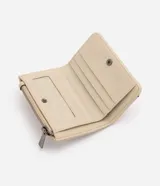 Billetera pequeña tipo sobre Satinato, color beige, confeccionada en poliuretano con textura símil cuero. Cuenta con cierre de cremallera superior, compartimento exterior para tarjetas y aplicación metálica triangular con el logo de la marca en el frente.