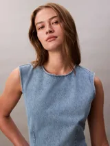 Vestido corto de denim sin mangas con cuello redondo, diseño de espalda abierta y pinzas frontales para un ajuste entallado.