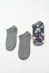 Pack de tres pares de medias tobilleras: un par liso color gris, un par gris con lunares blancos y un par azul marino con flores blancas y naranjas.