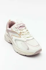 Championes deportivos Paddock modelo Equal, combinación de blanco, rosado y detalles en tostado. Confeccionados en malla y material sintético, con diseño chunky y suela gruesa.