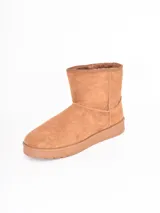 Bota de caña media color negro, con interior forrado en piel sintética y suela de goma antideslizante.