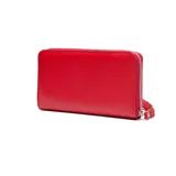 Billetera de cuero vacuno color rojo, con cierre perimetral, placa metálica plateada con logo grabado en el frente y correa de muñeca incorporada.