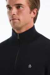 Sweater de punto color azul marino con cuello alto y cierre frontal parcial de un cuarto. Presenta puños y ruedo acanalados y el logo de la marca bordado en el pecho.