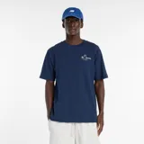 Remera de manga corta color azul marino, con cuello redondo y estampado gráfico pequeño en el pecho. Confeccionada en tejido de punto de algodón.