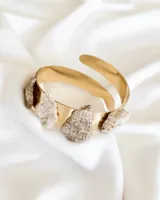 Brazalete rígido dorado con incrustaciones de piedra aragonita.