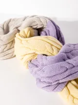 Bufanda rectangular color amarillo claro, tejida en punto trenzado.