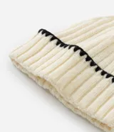 Gorro de punto color crema con textura acanalada, ruedo plegado y detalle de pespunte contrastante en color negro.