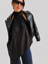 Top halter de satén color negro con cuello alto, diseño asimétrico y caída fluida.