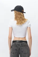 Top corto color amarillo, de mangas cortas y escote redondo.