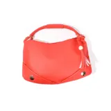 Cartera tipo hobo de símil cuero color rojo, con asa corta y detalle de borla.