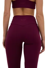 Calza larga color borgoña, de compresión media, con cintura alta y corte ajustado.