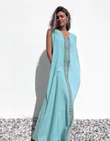 Vestido largo verde agua sin mangas con escote en V y estampado geométrico vertical en el centro.