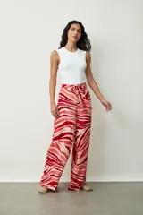 Pantalón ancho de tiro alto, color negro, con lazo para atar en la cintura.