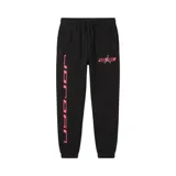 Pantalon de jogging Jordan color negro, con cintura elástica y cordón ajustable. Presenta estampado vertical con la palabra Jordan en color rosado en la pierna derecha y logo de la marca con el número 23 en la pierna izquierda.