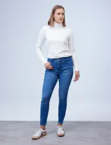 Jean elastizado azul, marca Royalty. Tiro alto, pretina con pasadores, botón y cierre. Delantera y trasera con bolsillos.