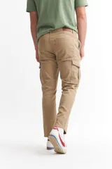 Pantalón cargo color beige con bolsillos laterales con solapa.