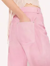Pantalón de cuero ovino color rosa, con silueta semi bombé, recortes en delantero y espalda, bolsillos al frente y bolsillos plaqué en la parte trasera.