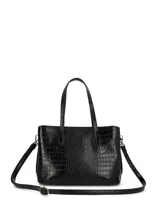 Cartera de mano tipo tote color negro con textura de efecto cocodrilo. Cuenta con doble asa superior, correa ajustable extraíble y detalle de dije metálico con el logo de la marca.
